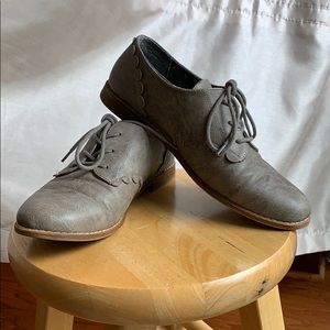 Grey faux leather scalloped edge oxfords